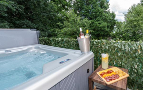 Relax With Hot Tub WiFi Pool Gym Firepit
